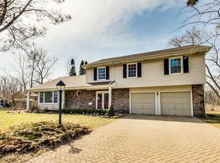 260 Maclaren Ln, Lake Bluff, IL 60044