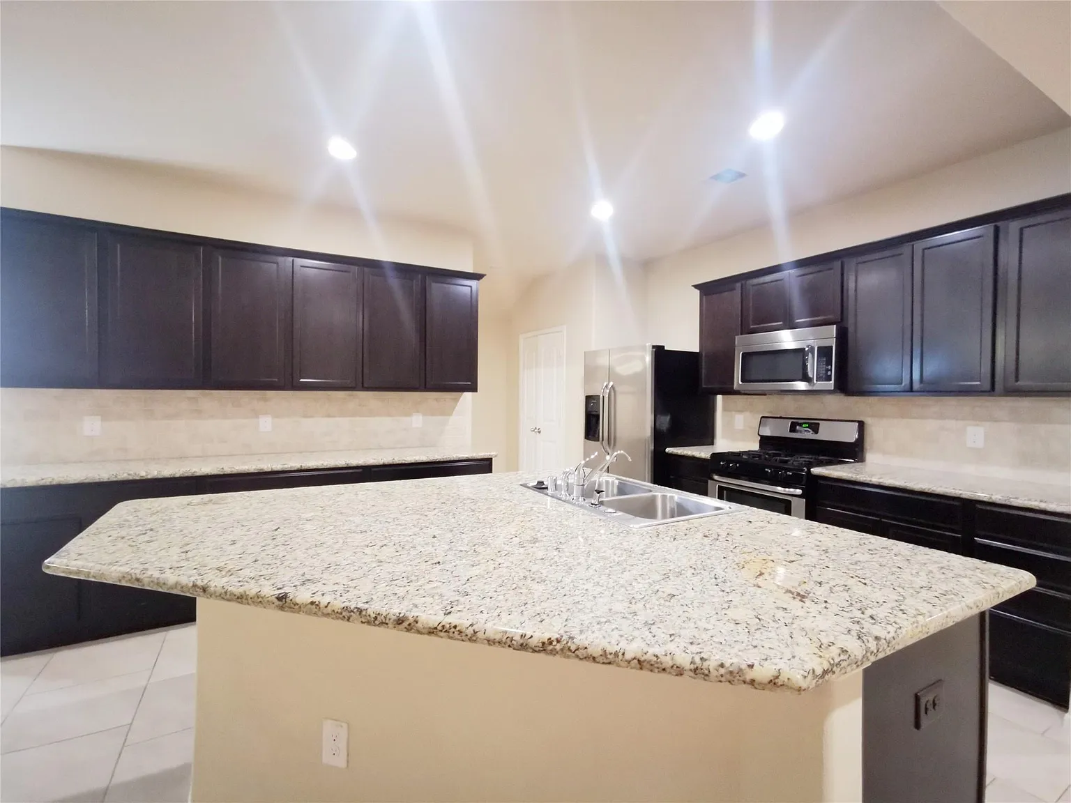 4 bed, 2.0 bath, 2098 sqft, $2,150 — Photo 3