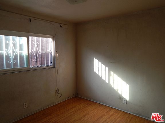 5th image of 1724 E 111th Pl