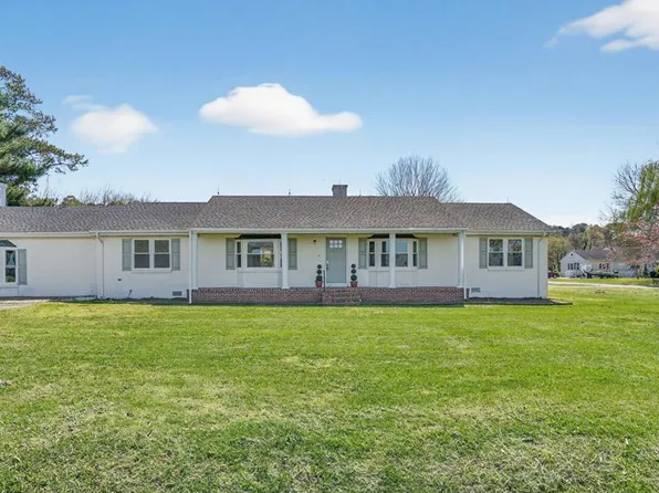 47 Hill St, Onancock, VA 23417