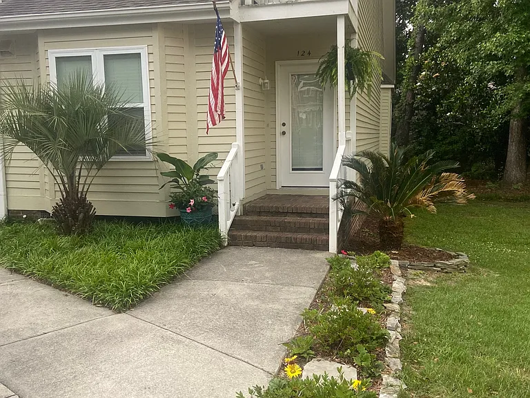 1800 Eastwood Rd #124 — Photo 1