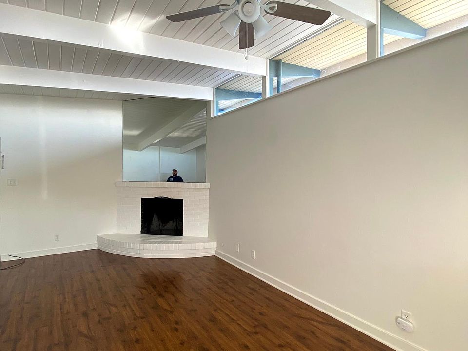 Wood-burning fireplace fully functional