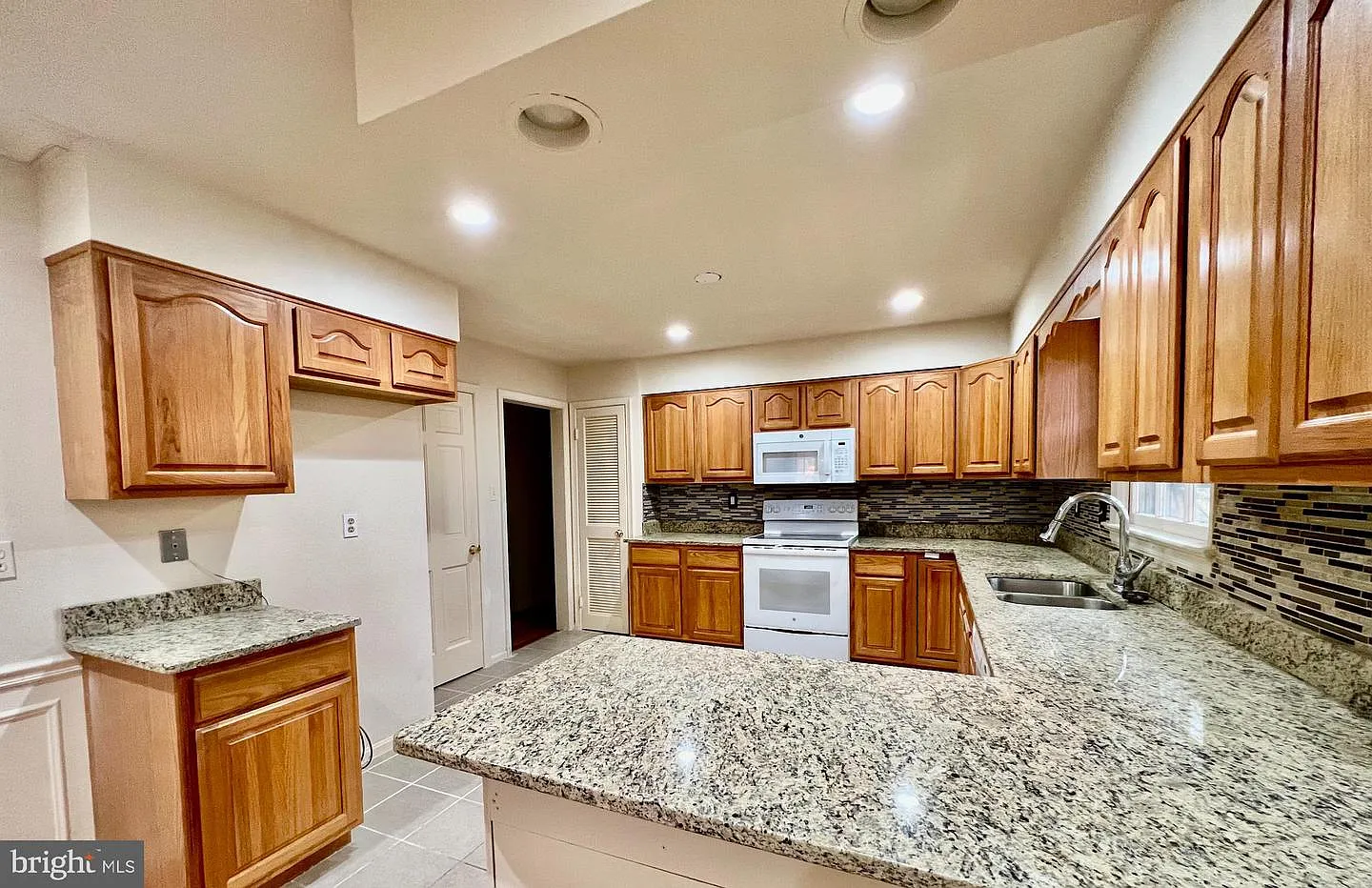 5 bed, 3.5 bath, 3882 sqft, $4,500 — Photo 4