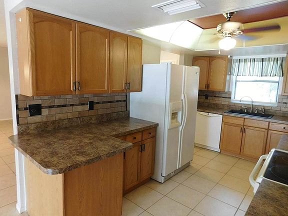 3rd image of 902 Plum Tree Ln