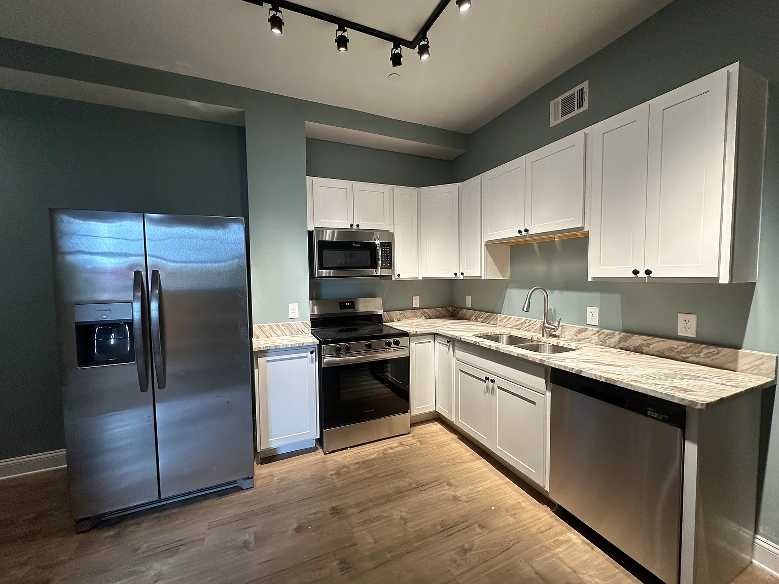 1 bed, 950 sqft, $1,295 — Photo 4