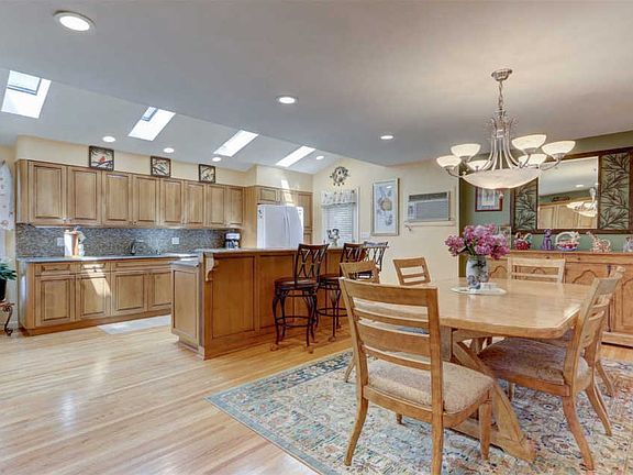 5th image of 2608 Parkview Pl
