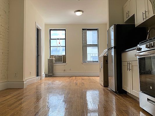 1st image of 256 E 10th St APT 3E
