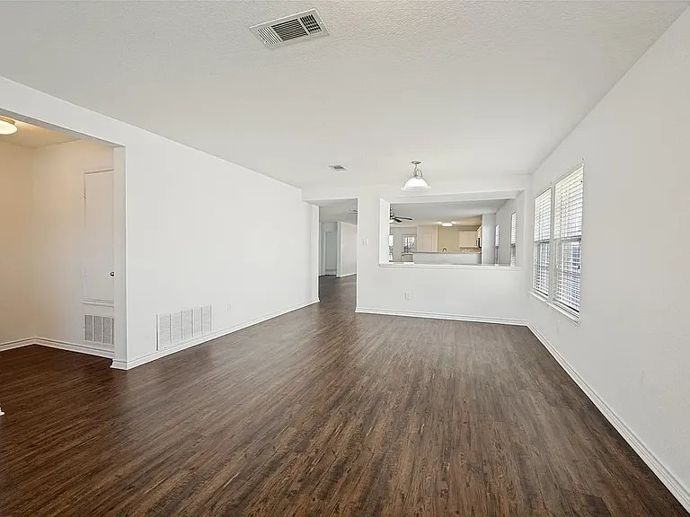 8013 Hidden Oaks Dr — Photo 4