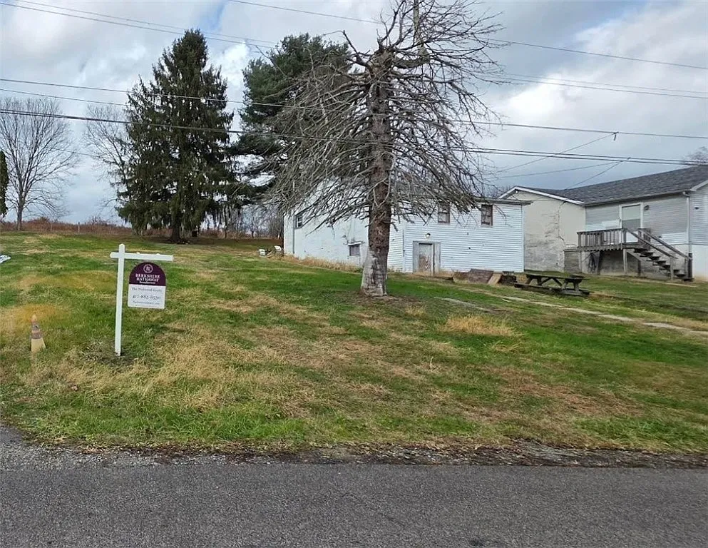 112 Mancha St N photo 1