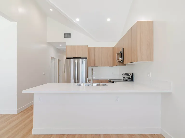 7570 Chaminade Ave — Photo 7