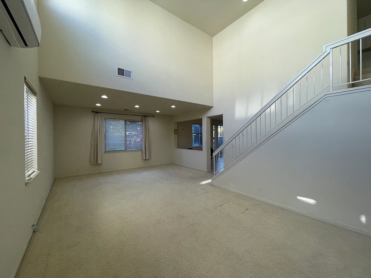 4 bed, 2.5 bath, 2134 sqft, $4,600 — Photo 3