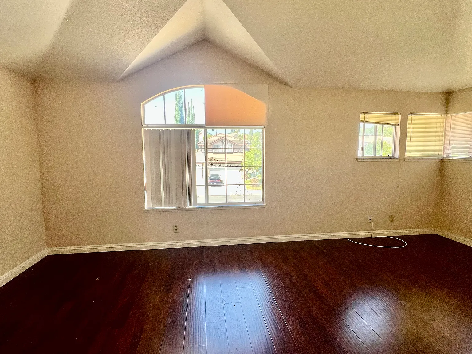 5 bed, 2197 sqft, $4,700 — Photo 4