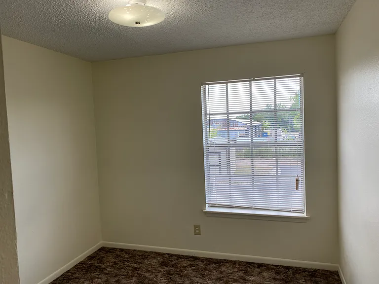 1252 Meadowview Dr — Photo 5