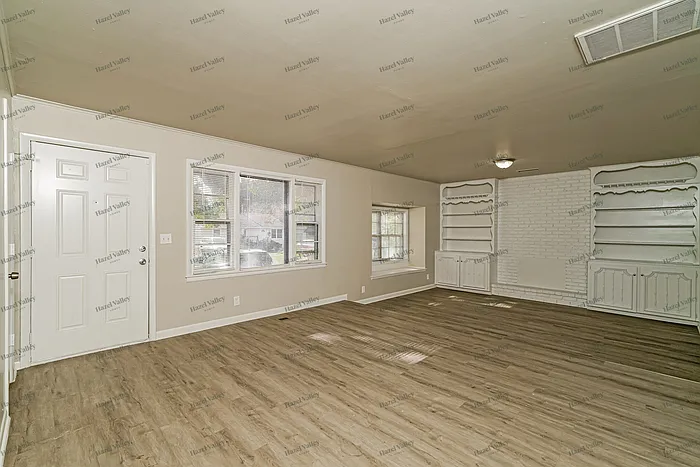 3 bed, 1.0 bath, 1500 sqft, $1,350 — Photo 4