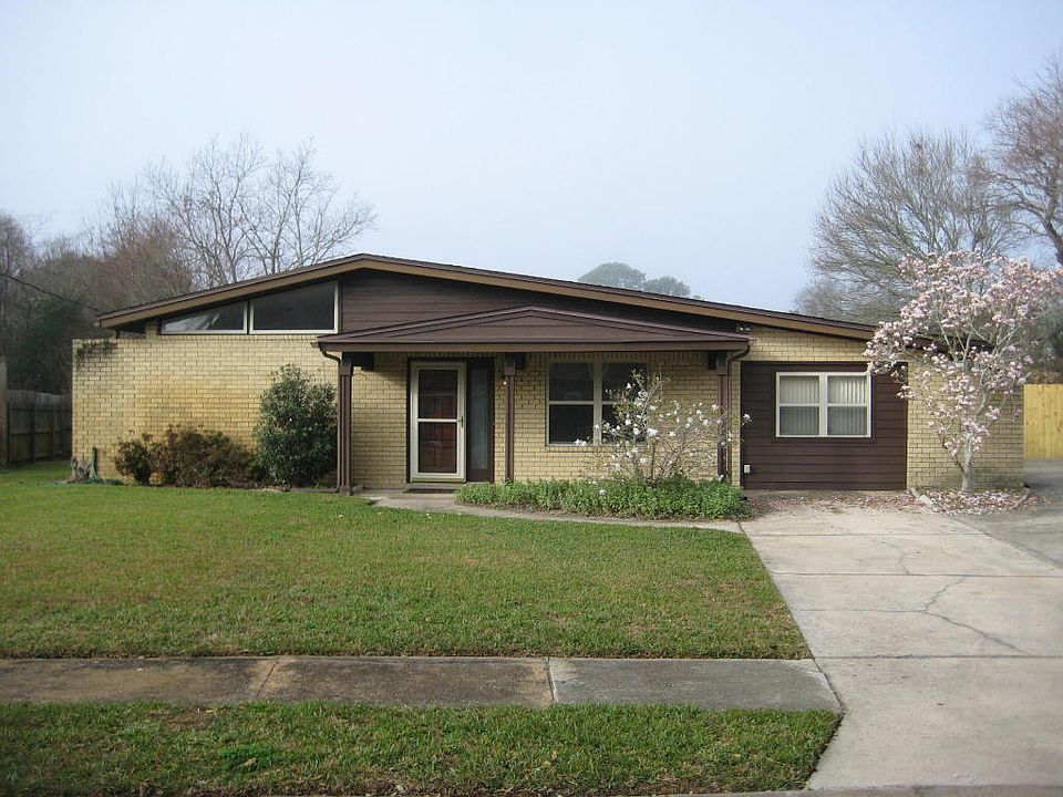 1st image of 160 Brewer Cir
