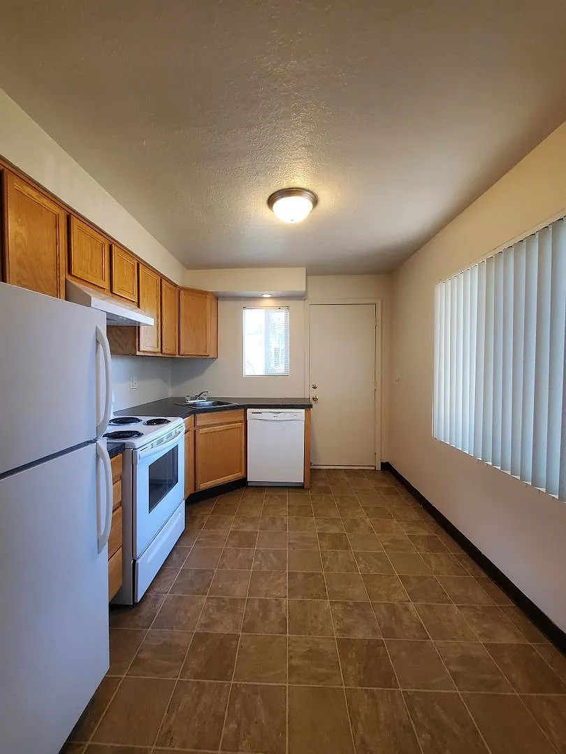 324-Salvador Apartments — Photo 2
