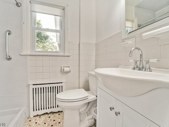 5th image of 349 Warburton Ave
