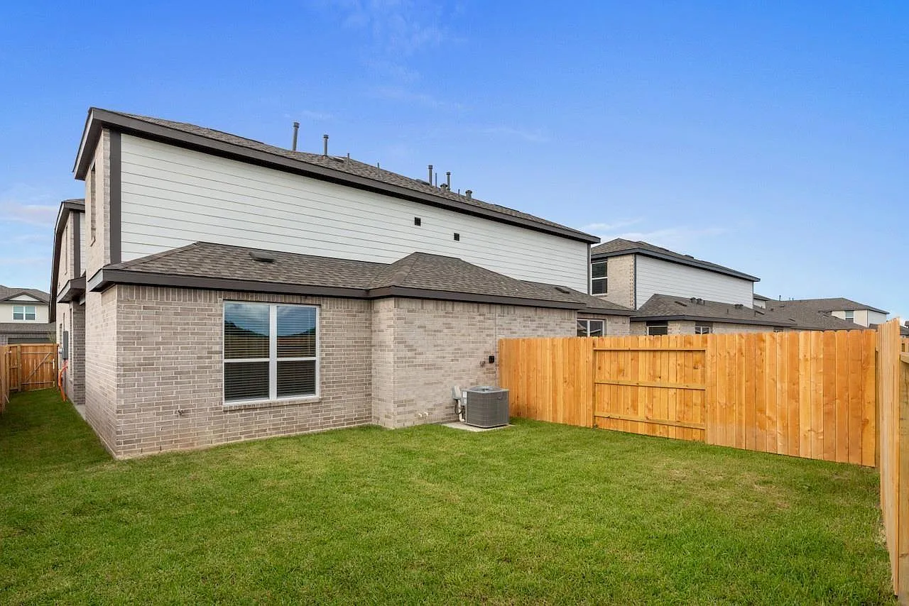 3 bed, 2.5 bath, 1828 sqft, $2,042 — Photo 3