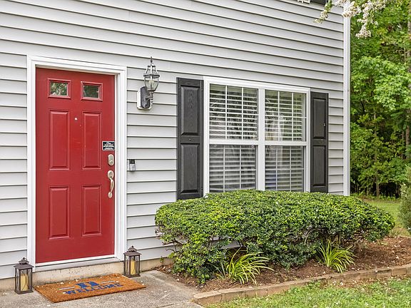 3rd image of 913 Woodgreen Dr