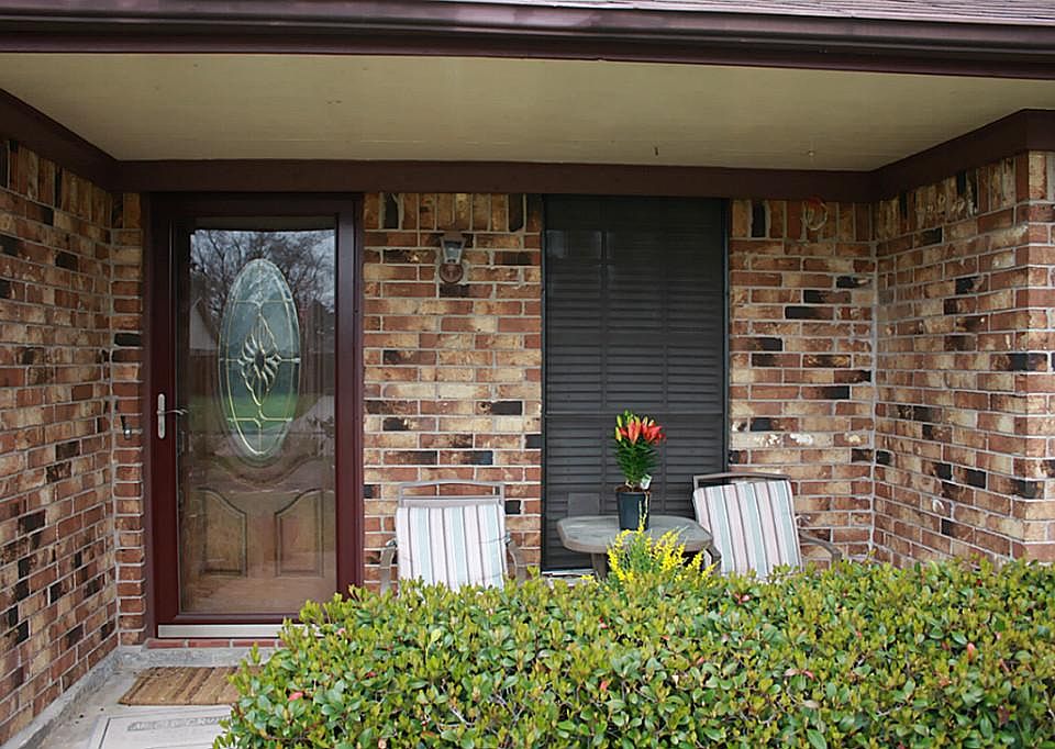 Beautiful 11X4 front porch to read the morning paper on.
