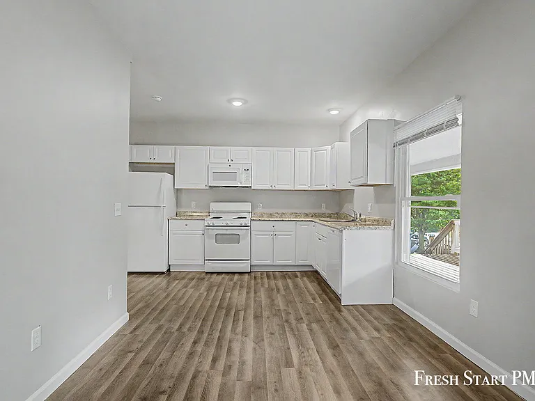 1266 Clark St — Photo 3