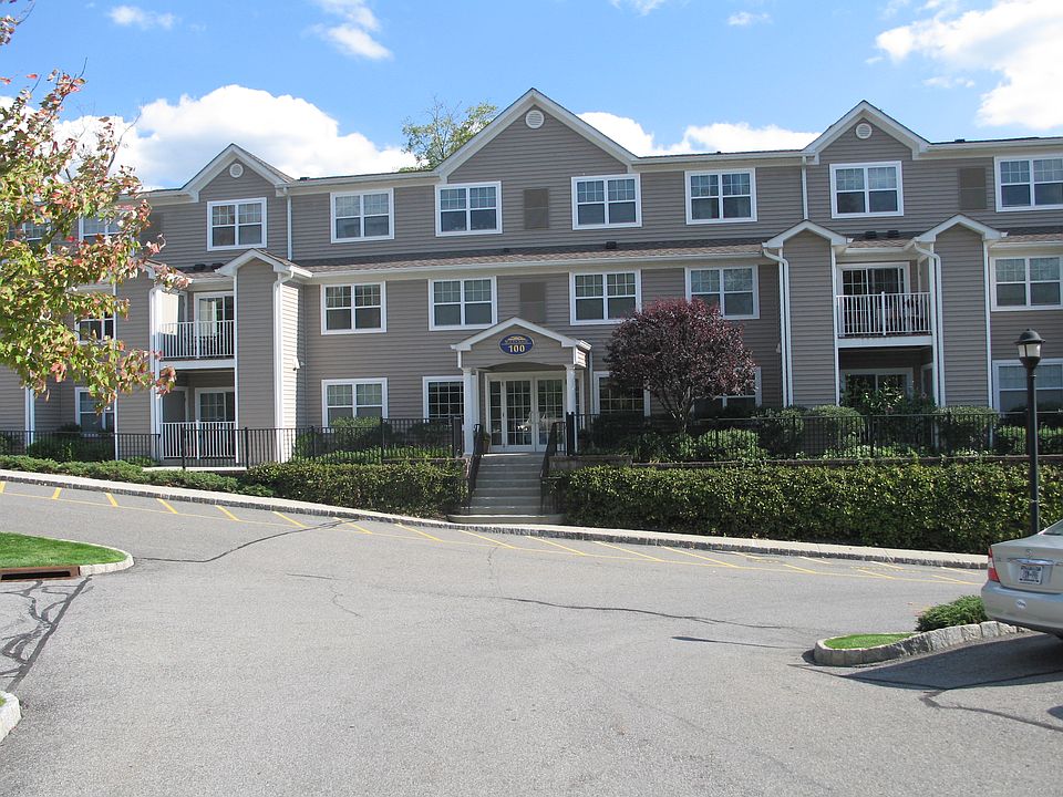 1st image of 100 Woodcrest Ln APT 122