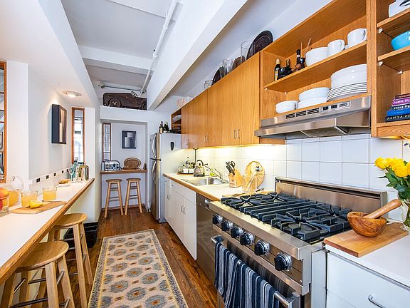 4th image of 14 E 4th St Room 814