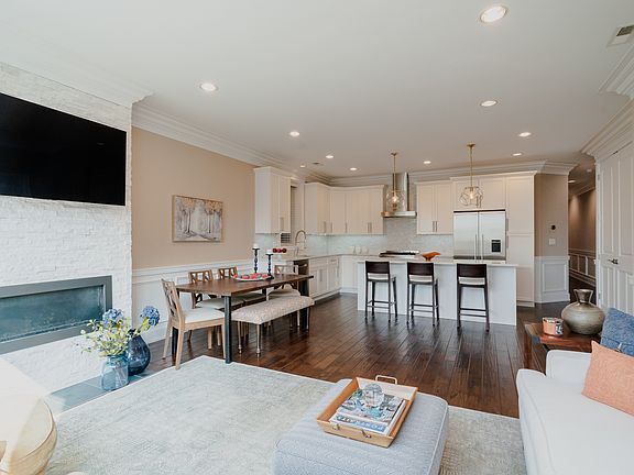 4th image of 2312 W Belmont Ave #2W