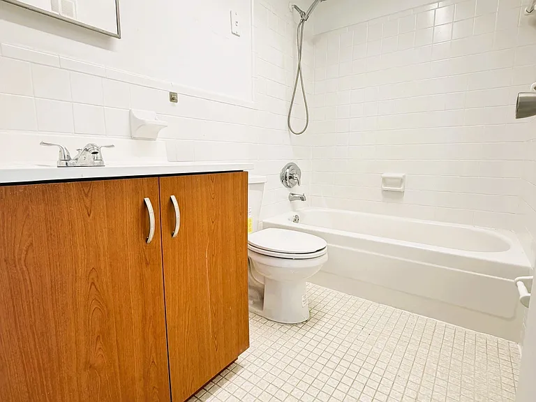 115 Bentley Dr #4 — Photo 8