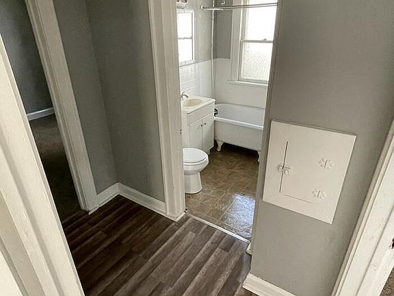 3rd image of 8421 Rosewood Ave #1