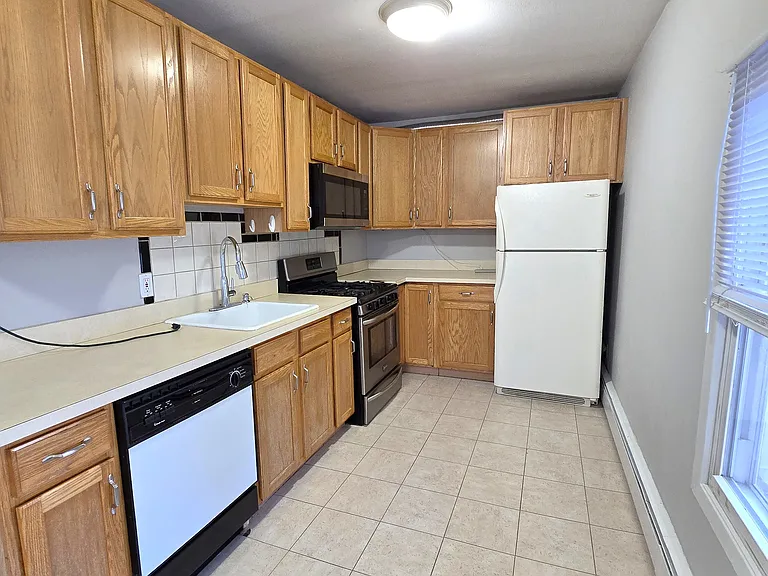 Rhoda Ave — Photo 1