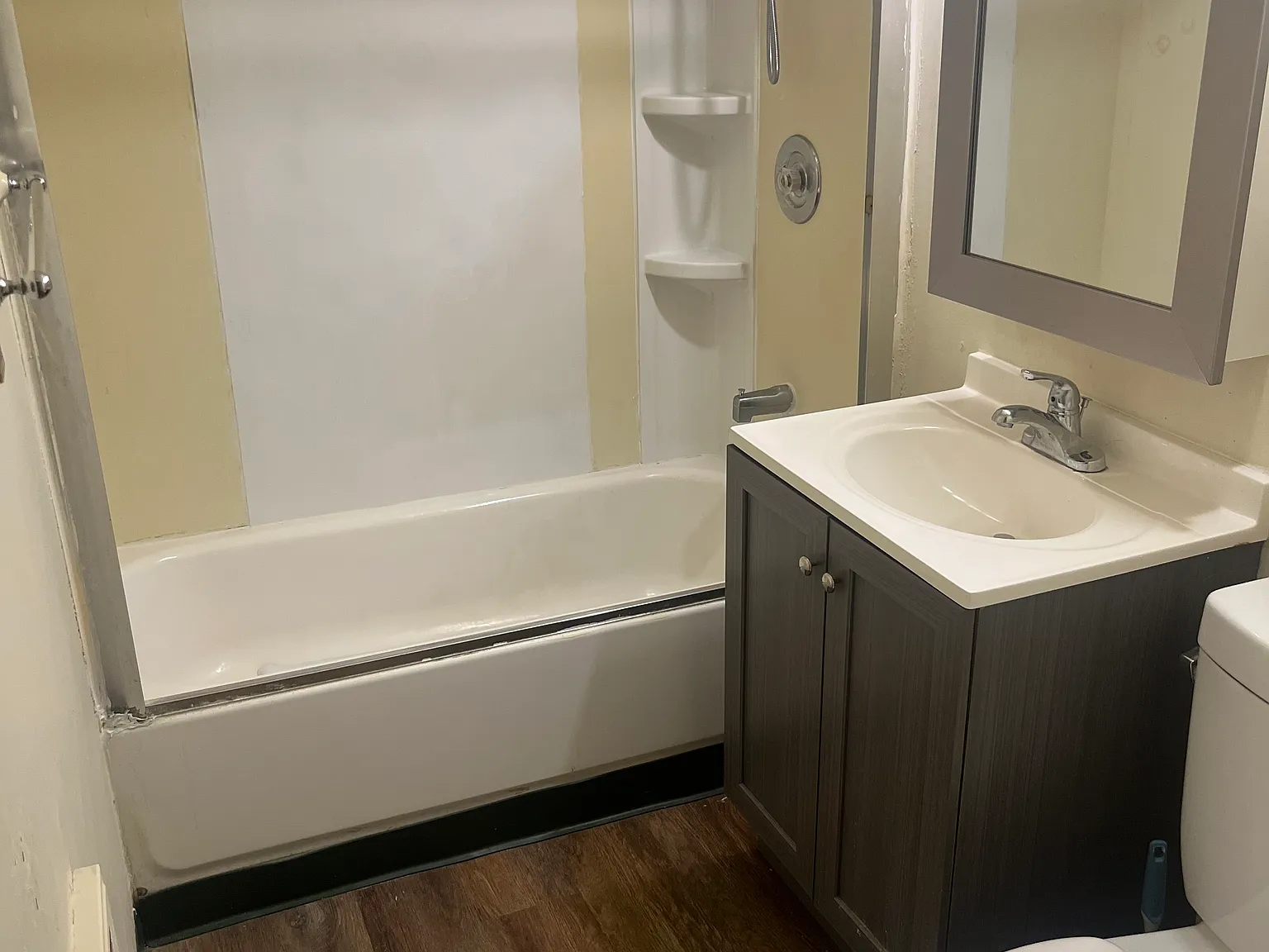 3 bed, 1000 sqft, $1,975 — Photo 2