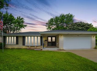 1402 S Hickory Dr, Mount Prospect, IL