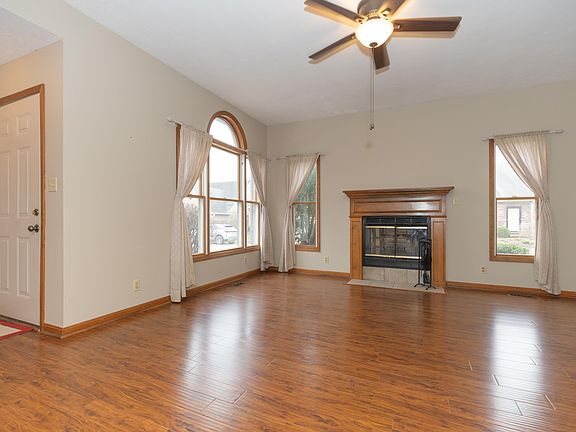 5th image of 437 Hollybush Ln