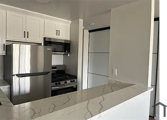 1501 S Hoover St #6 — Photo 4
