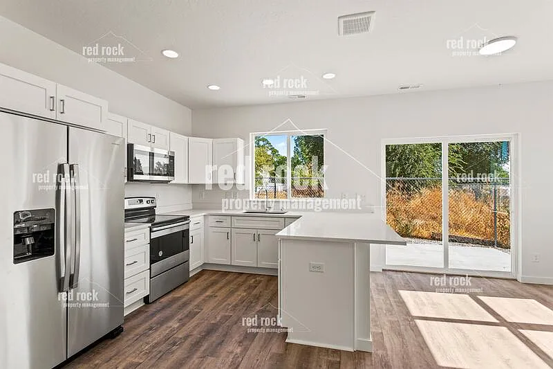 2 bed, 2.5 bath, 1370 sqft, $1,899 — Photo 4