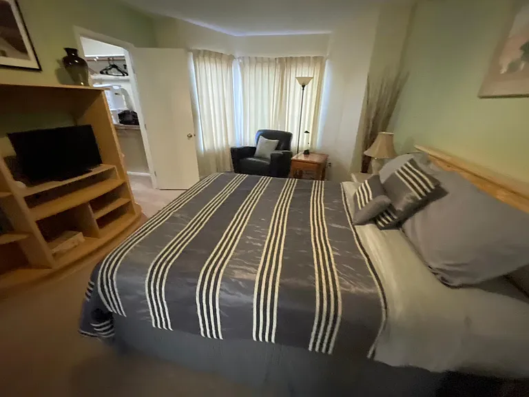 Master bedroom (queen)