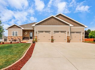 697 Hillside Ct, Evansville, WI 53536
