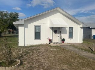 303 E Blair St, Three Rivers, TX 78071
