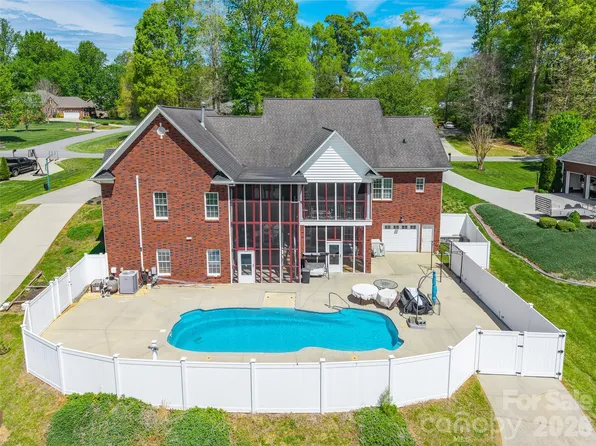 122 Upper Oak Dr, Statesville, NC 28625