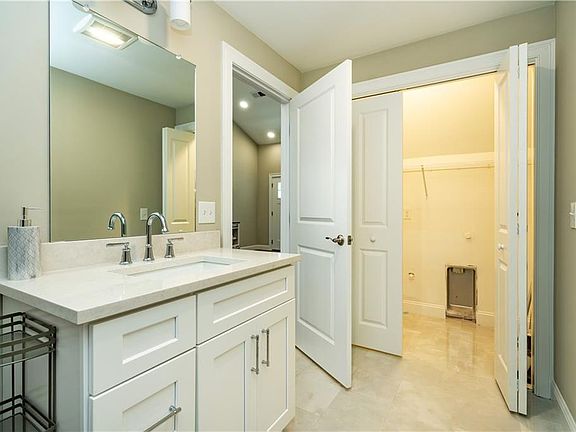 4th image of 2 Fieldstone Way