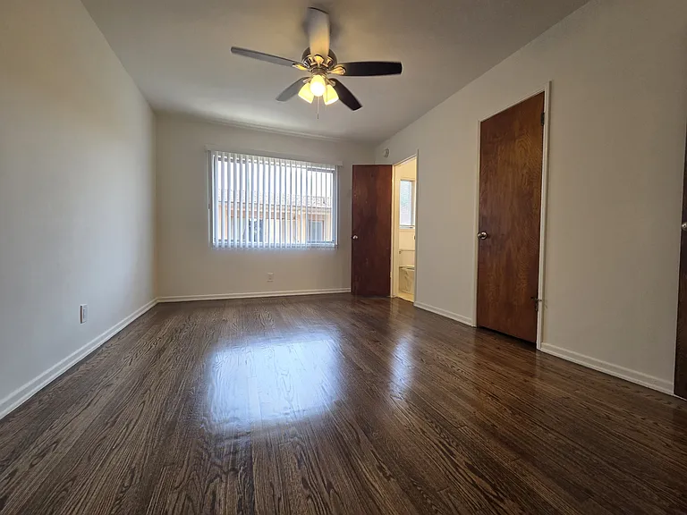 512 N Hayworth Ave #4 — Photo 5