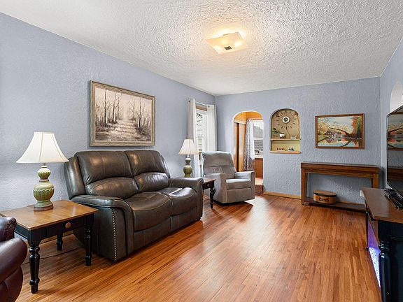 4th image of 1405 9th Ave NW
