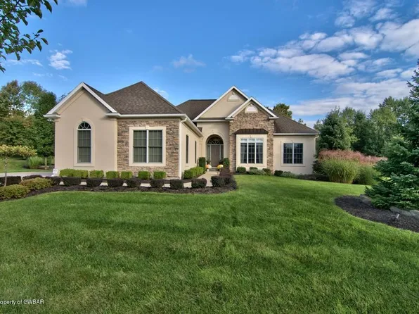 1020 Summerfield Dr #L-11, Dalton, PA 18414