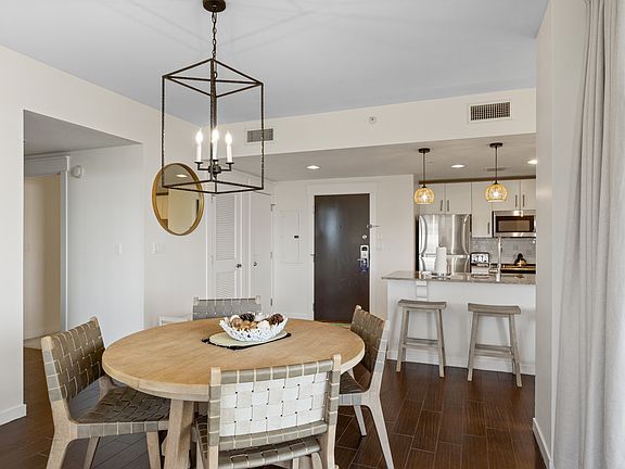 Dining area & breakfast bar