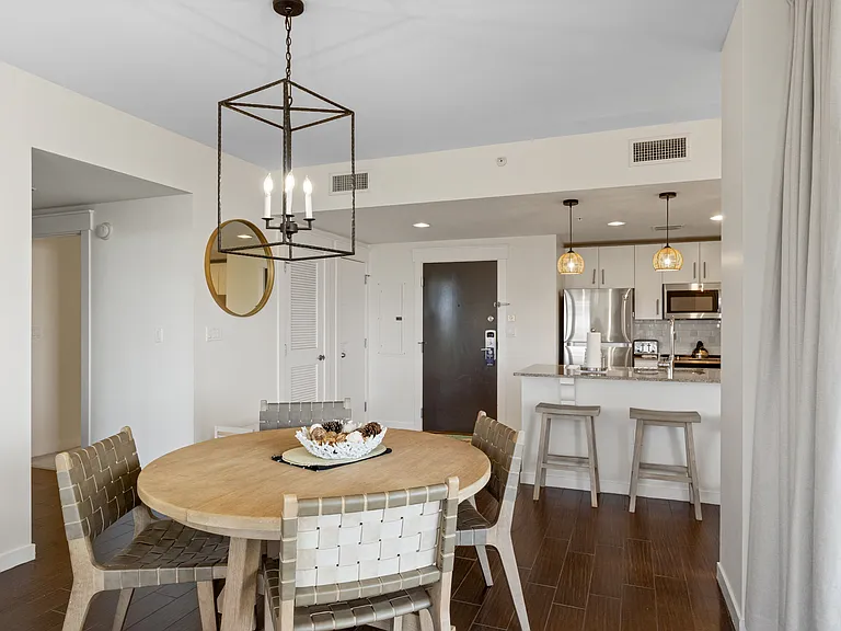 Dining area & breakfast bar