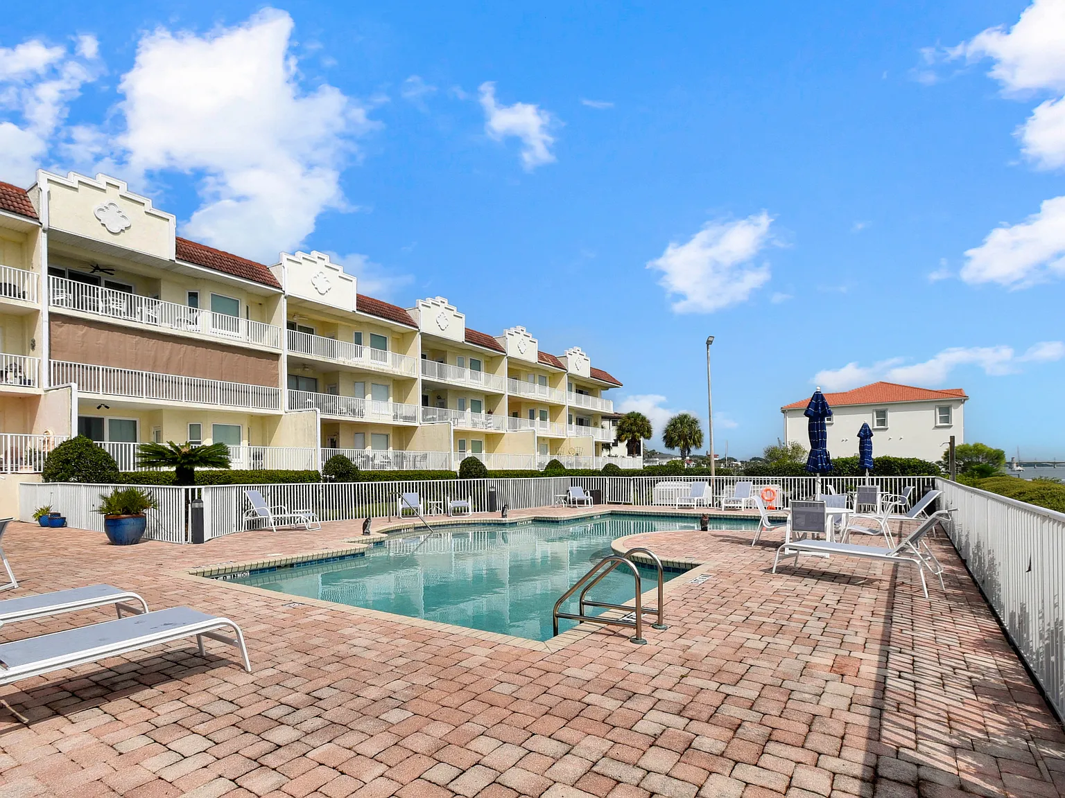 2 bed, 1178 sqft, $2,400 — Photo 3