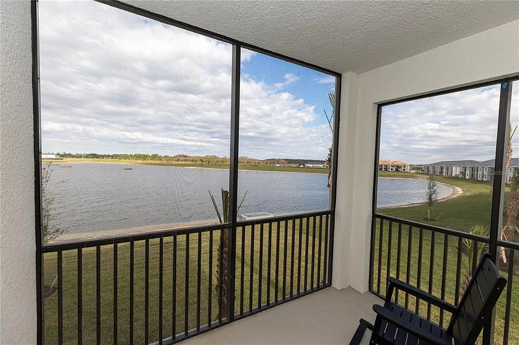 3 bed, 2.0 bath, 1301 sqft, $2,200 — Photo 3
