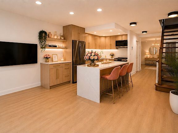 2nd image of 46 W 126th St