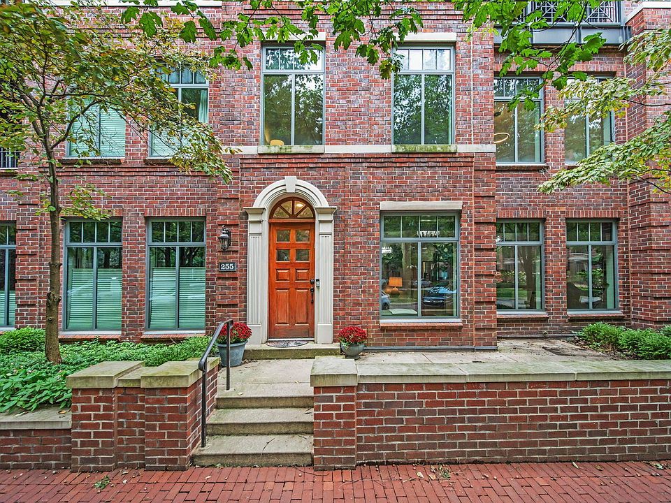 1st image of 255 Daniel Burnham Sq